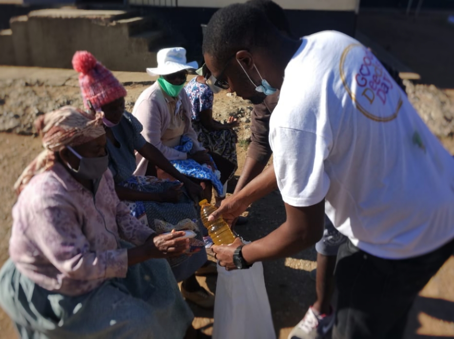 Voluntarios distribuyendo donaciones a adultos mayores