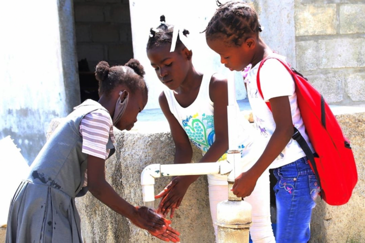 El Día de las Buenas Acciones en Haití construyó una estación para lavado de manos en una escuela de bajos recursos