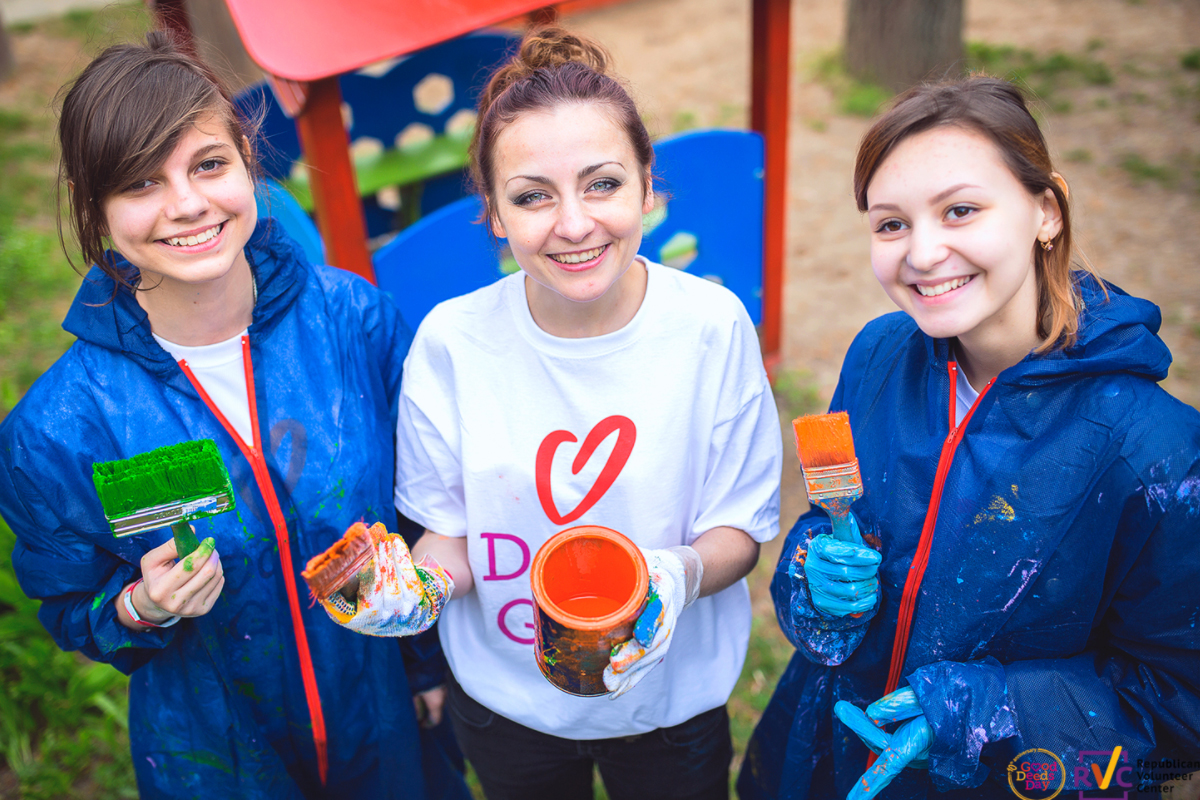 A group of volunteers from Moldova paints a playground.