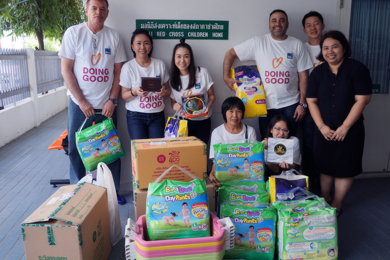 (Photo: Volunteers from Gilat Thailand doing good on Good Deeds Day 2017)