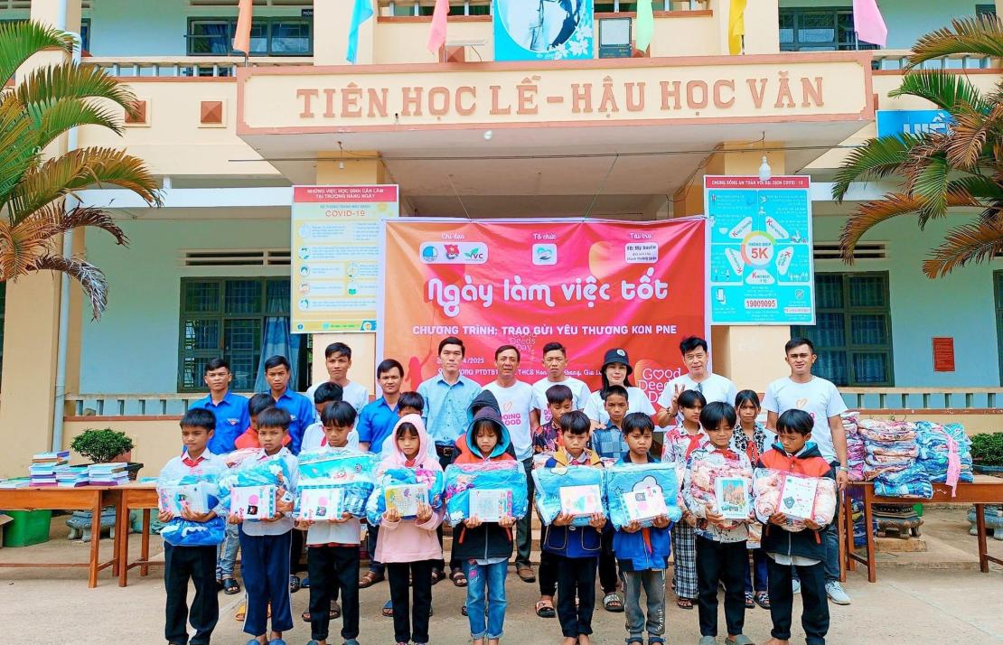 Distributing school kits for kids