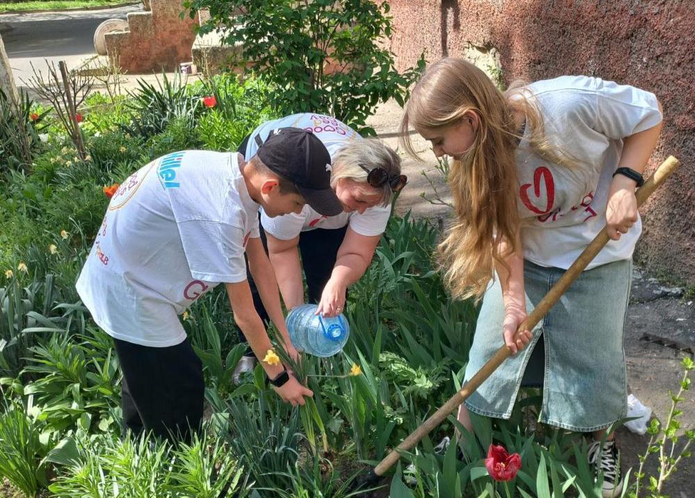 kids work in the garden