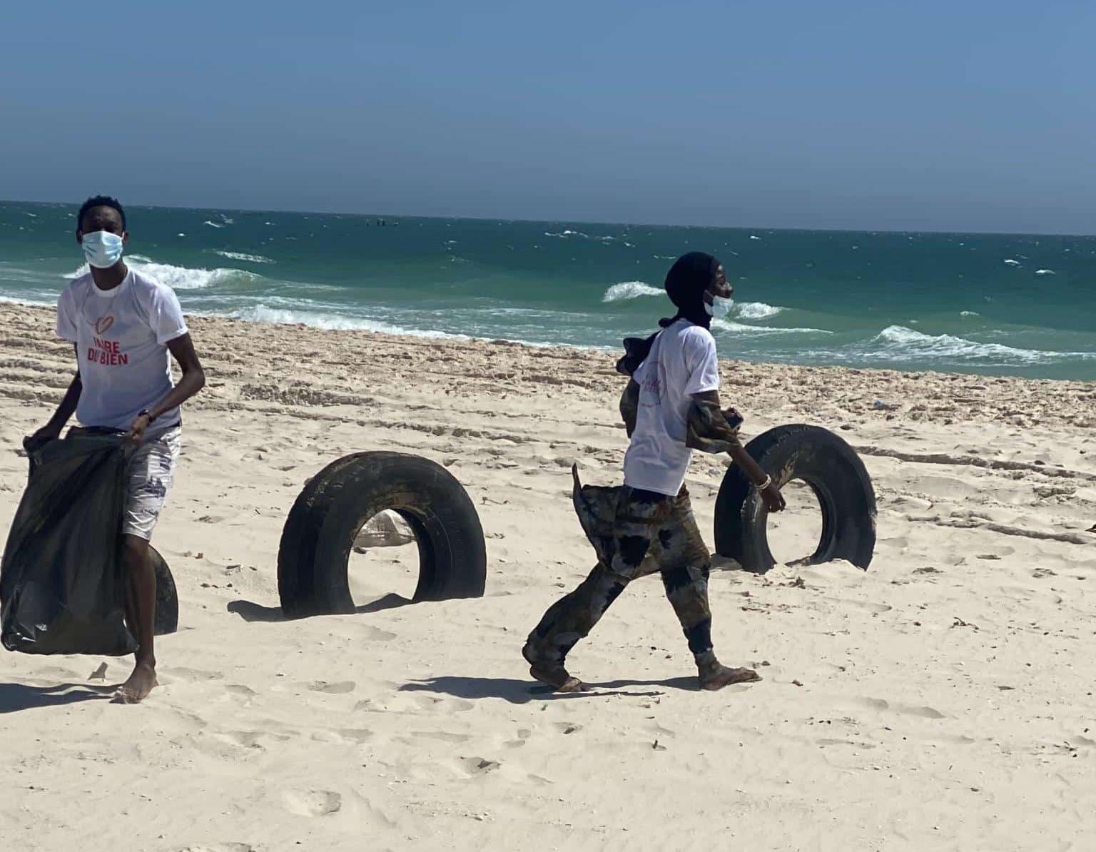 Volunteer in Mauritania makes the most of their day by cleaning up the beach.