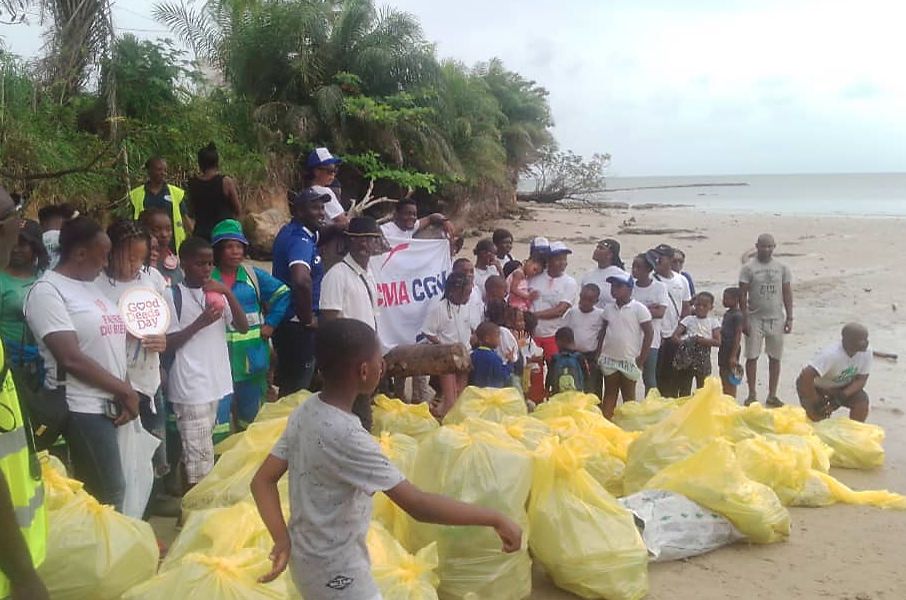 Beach cleaning on World Cleanlup Day